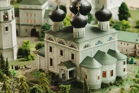 Собор с чёрными куполами и колокольня