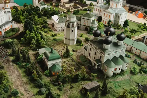Синий купол с золотыми главками, подсветка