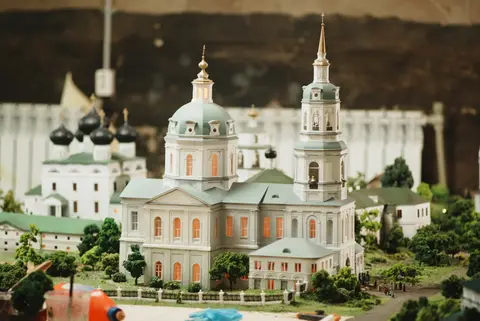 Белый классицистический собор вечером