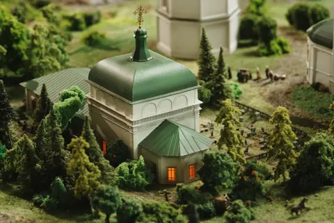 Часовня с подсветкой среди елей