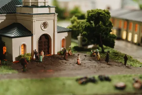 Нарядные фигурки у портика