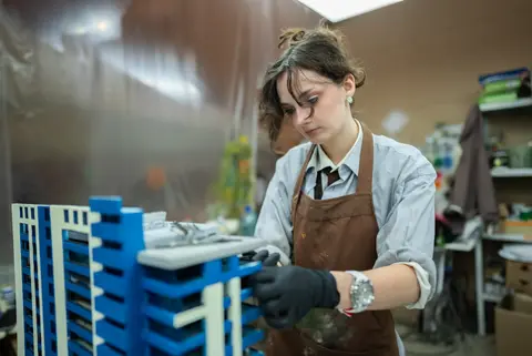 Монтаж деталей в макет высотного здания