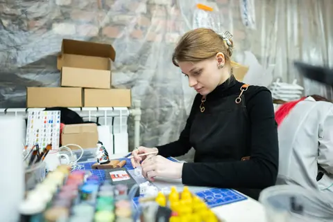 Работа ручным инструментом за рабочим столом
