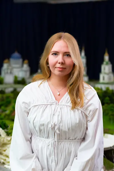 Сотрудница студии «Макетчики.рф» на фоне макета города