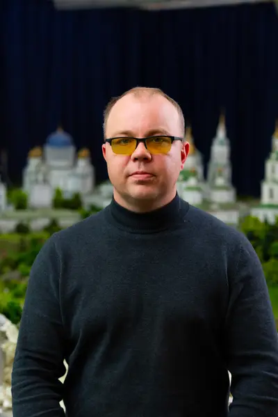 Инженер студии «Макетчики.рф» на фоне макета города
